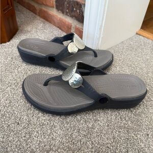 CROCS Women's Size 6 SANRAH Silver Hammered Medallion Navy Wedge Sandals